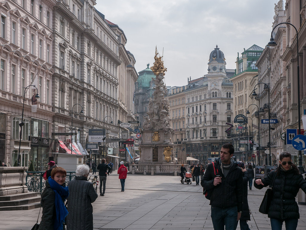 Graben with pestilence memorial in the background